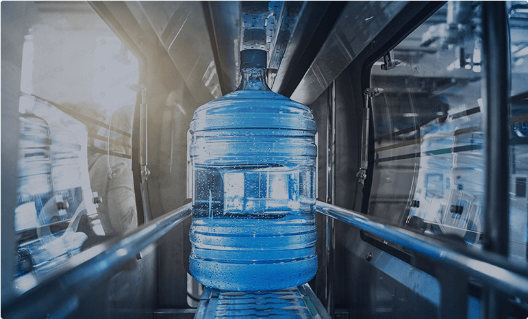 Agua embotelladas y tratadas para satisfacer tus necesidades diarias.